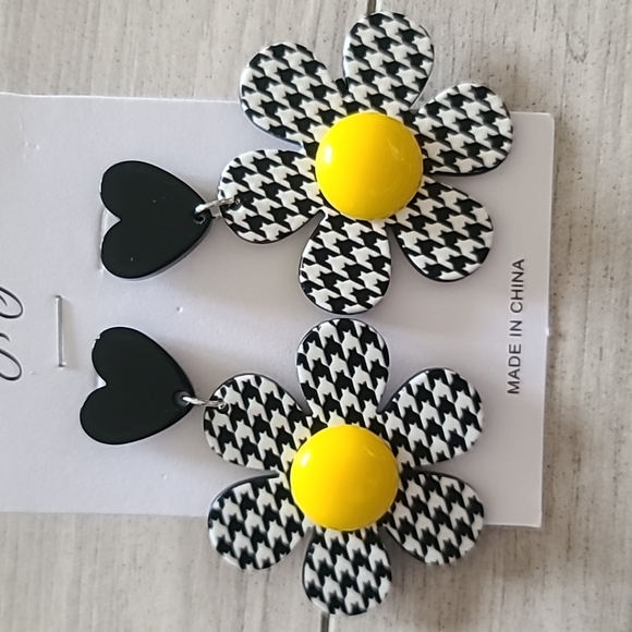 Moda Jewelry - NEW WITH TAGS Retro HOUNDSTOOTH DAISY Earrings